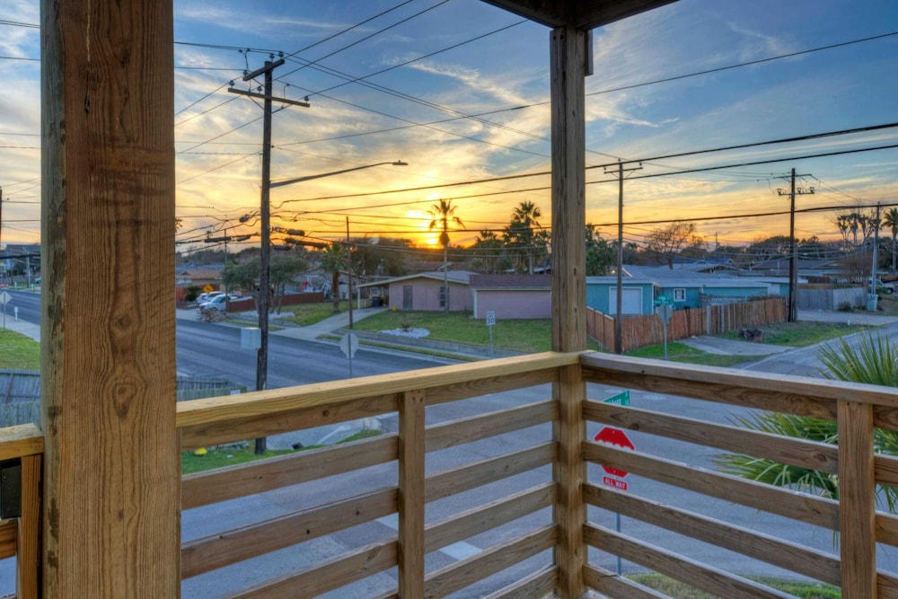 Sleeps 28 2 Homes w/ Boat Dock & Waterfront Pool Laguna Village Haven