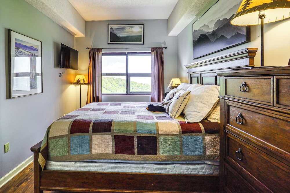 3 Mi to Sugar Mtn Resort: Condo w/ Pool & Hot Tub