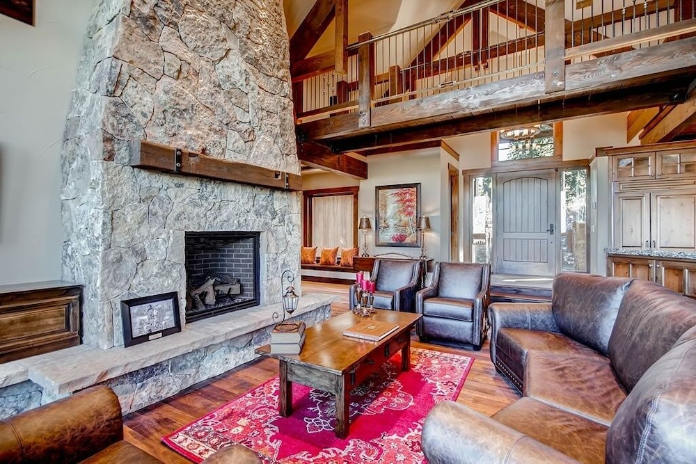 Three Sisters Lookout 5 Bedroom Home