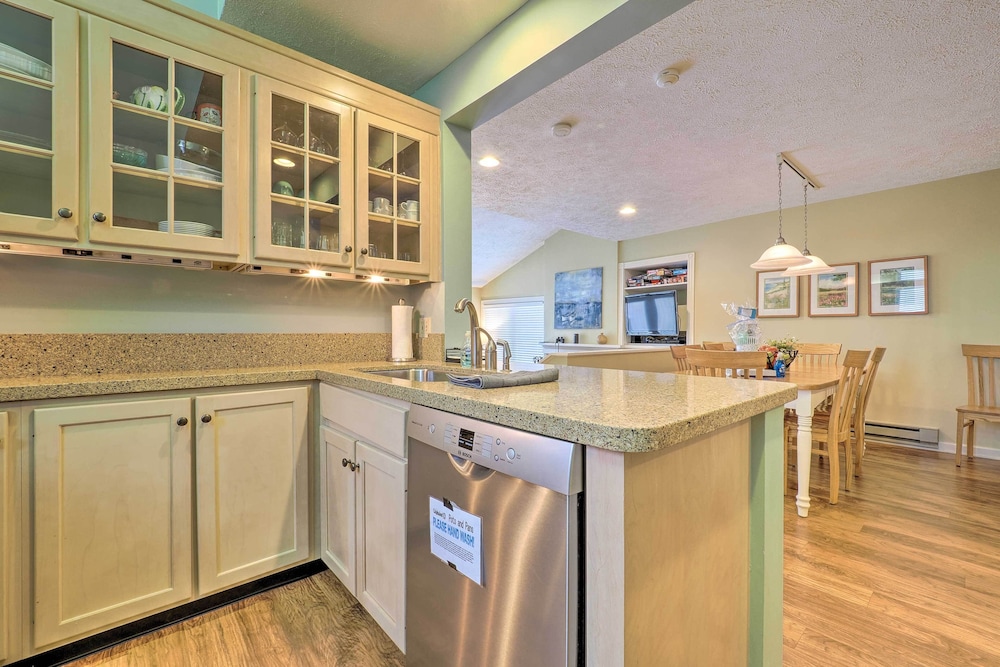 Glen Arbor Condo w/ Balcony & Ski/beach Access!