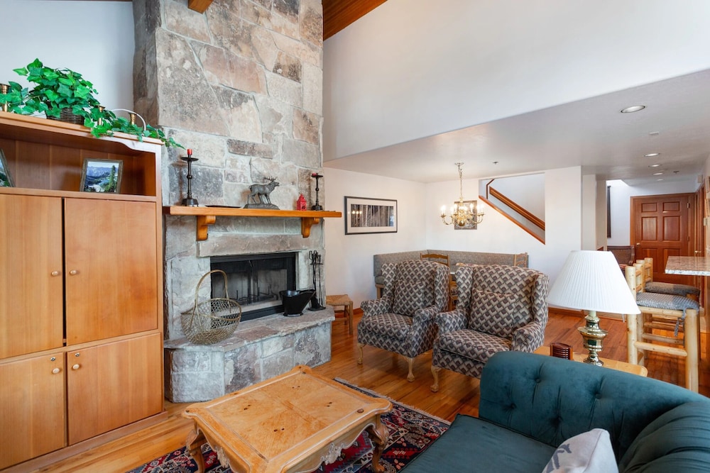 Ridge at Deer Valley Resort - Three Bedroom Condo with Hot Tub #16 3 Condo