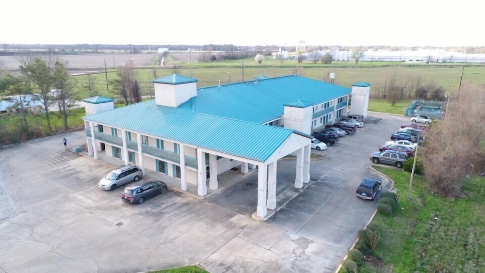 Deluxe Inn & Suites