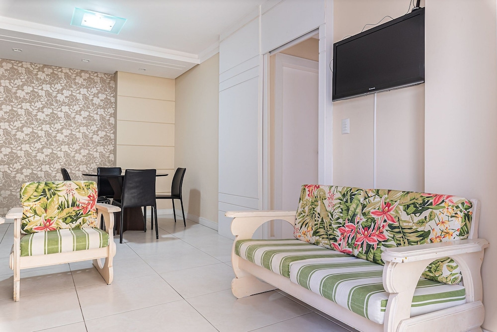 Sea View apt 130m From the Beach in BC Erg605