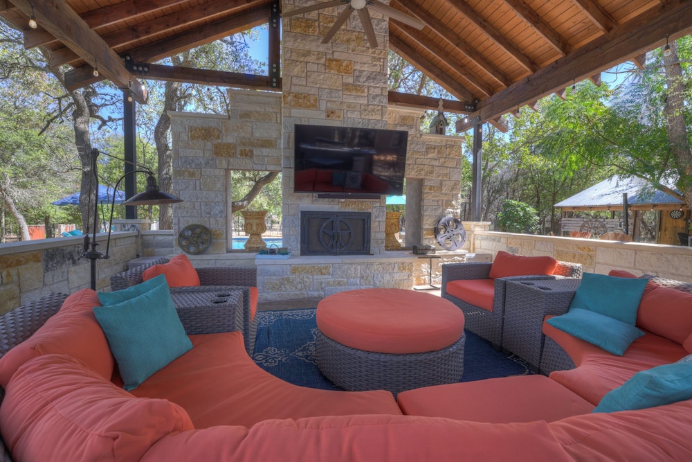 Terracotta Oasis - Wimberley for 30 Guests