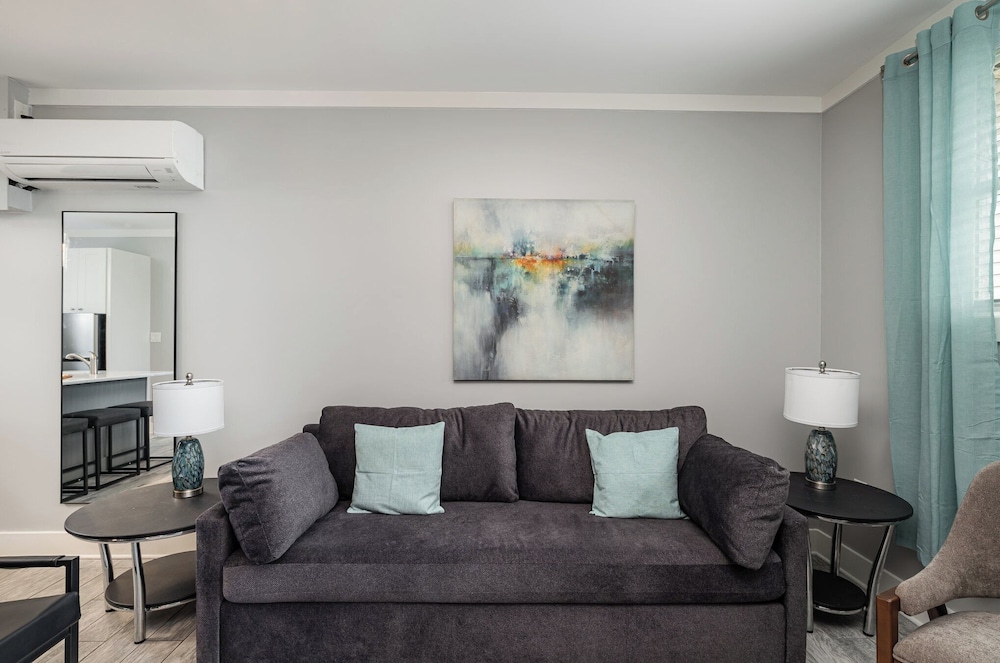 Lucent Pearl - Private Patio - Near Broadway