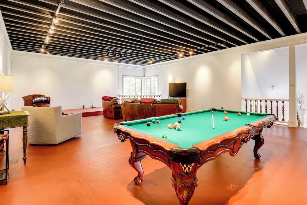 10 Mi to Mt Snow! Grand Estate Built to Entertain