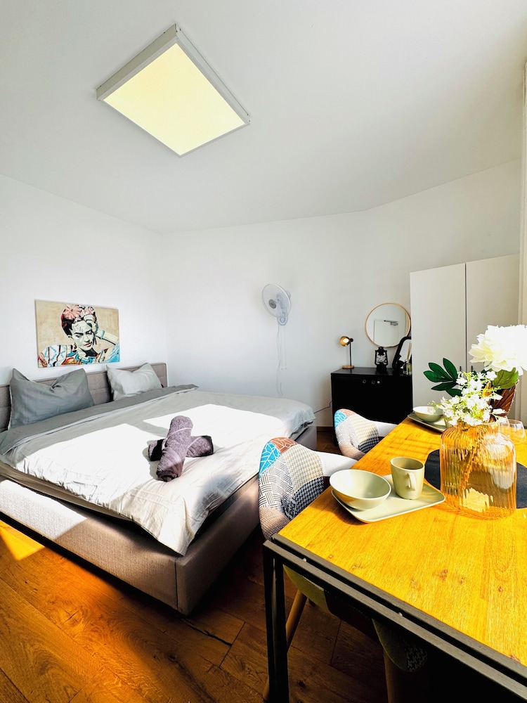 Comfortable Room Near Kaufpark Alterlaa