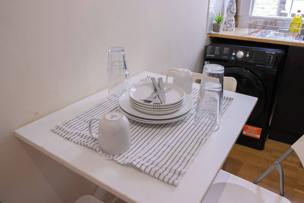 Cozy Fulham Retreat With Private Entrance & Hot Tub