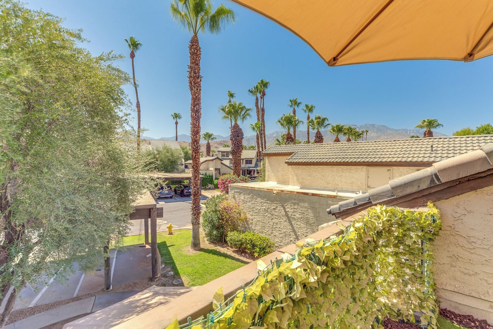 Resort-style Palm Springs Townhome w/ Pool Access