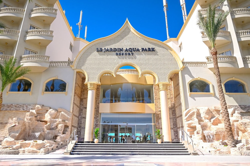 Le Jardin Aqua Park Resort