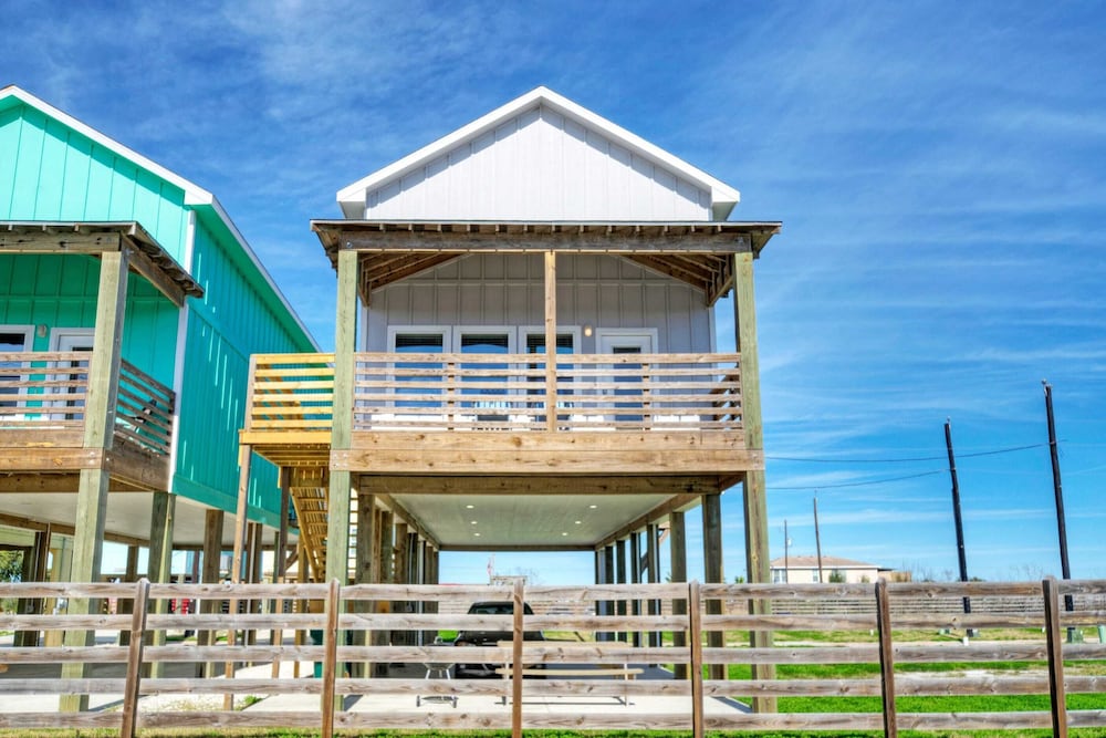 Sleeps 26 2 Homes w/ Waterfront Pool + Boat Dock Laguna Village Escape