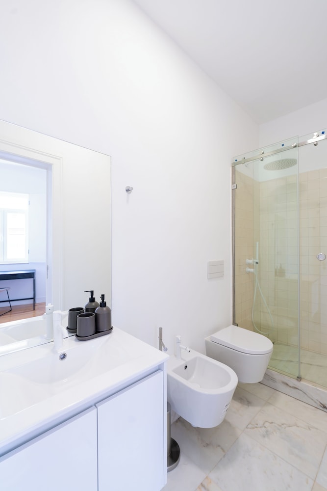 Sunny Lisbon Apartments by SoulPlaces