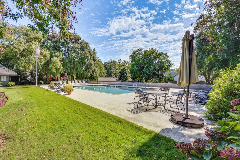 Lakefront Fun Near Clemson! Retreat w/ Pool Access