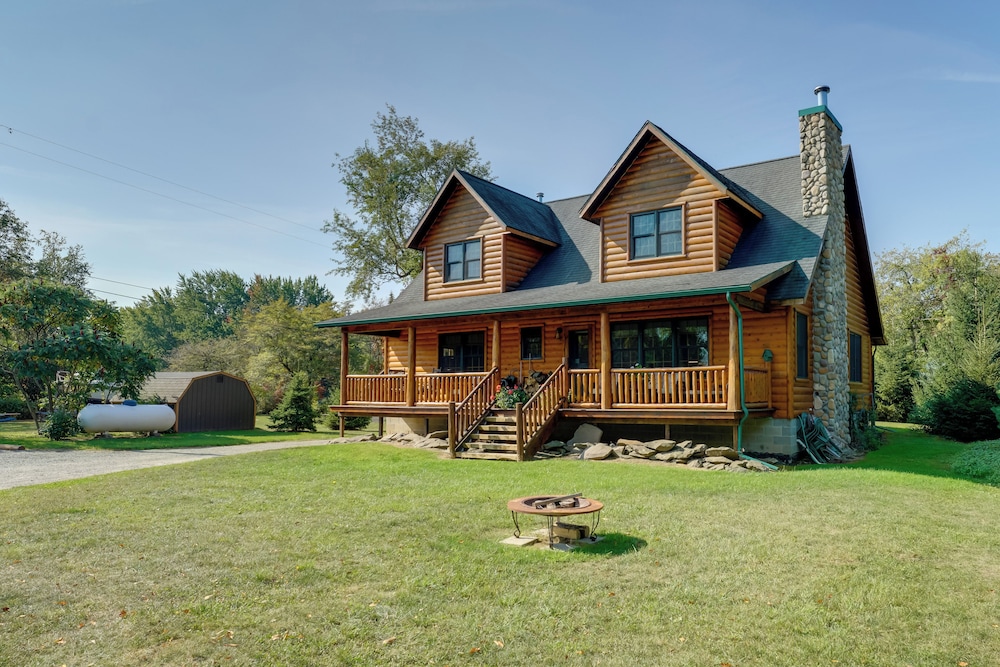 1 Mi to Public Beach: Port Austin Cabin w/ Hot Tub