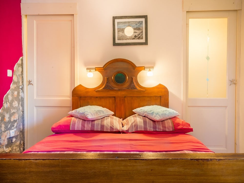 Unique 2 bed Leigh-on-sea- With Real Piano