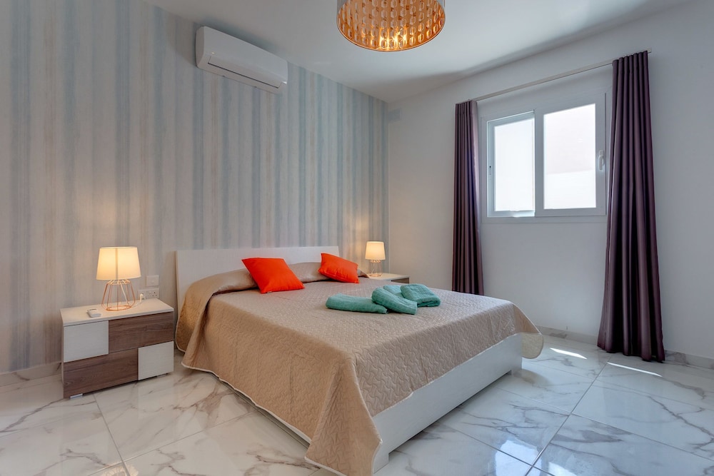 Luxury 2 Bedroom Apartment by the Sea photo 4