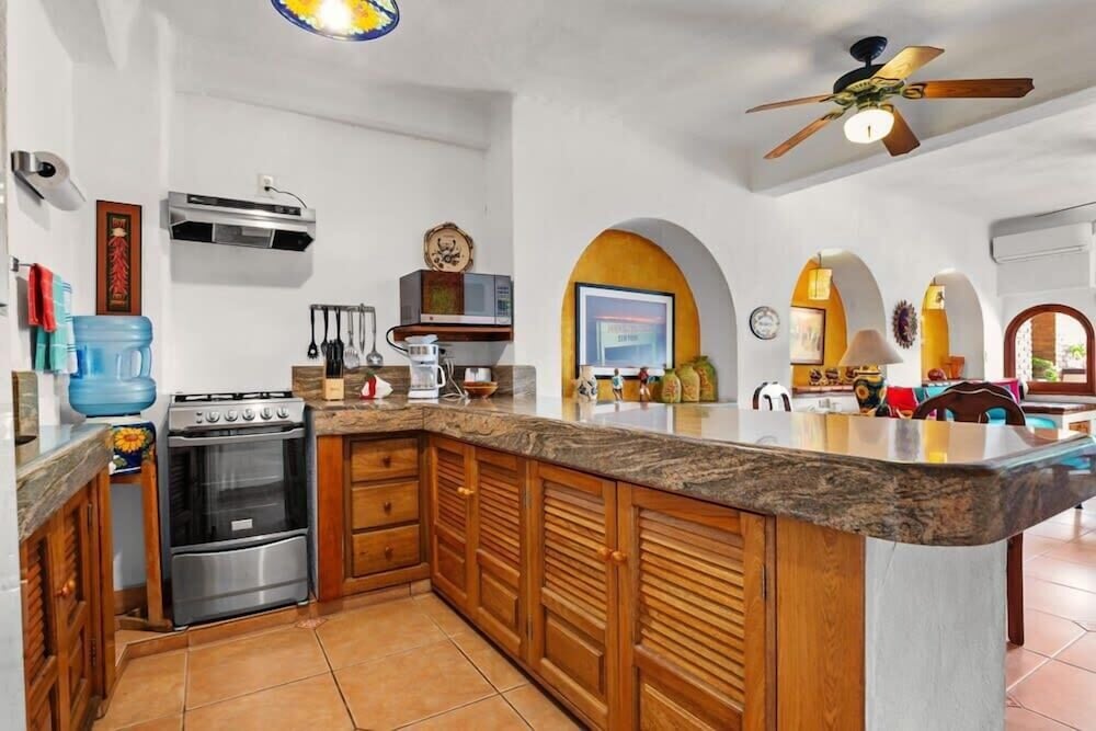 Ocean View 1Br Condo-balcony-beach-pool - 306