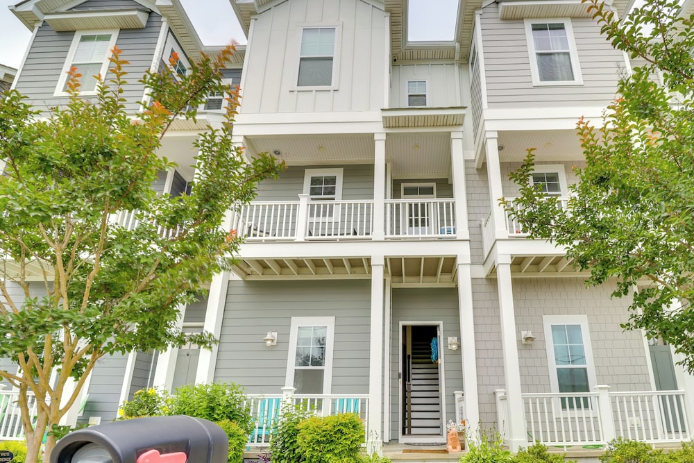 Walk to Ocean: Group Getaway in Virginia Beach!