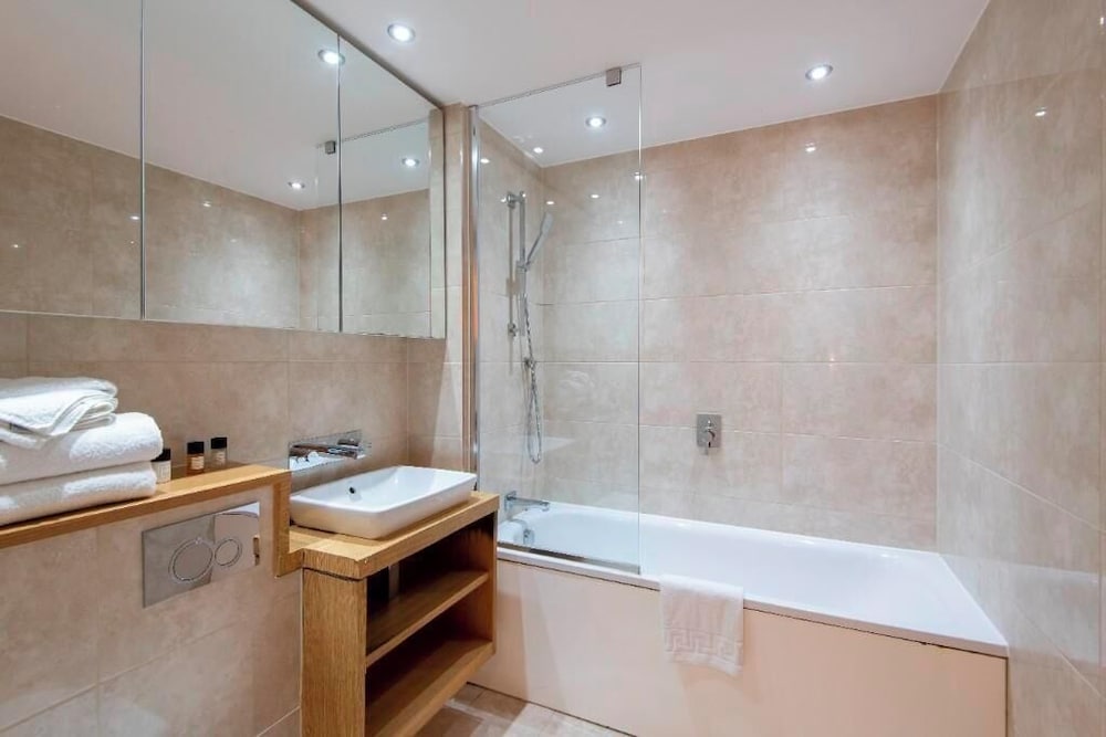 Two Bedroom Apartment in Limehouse