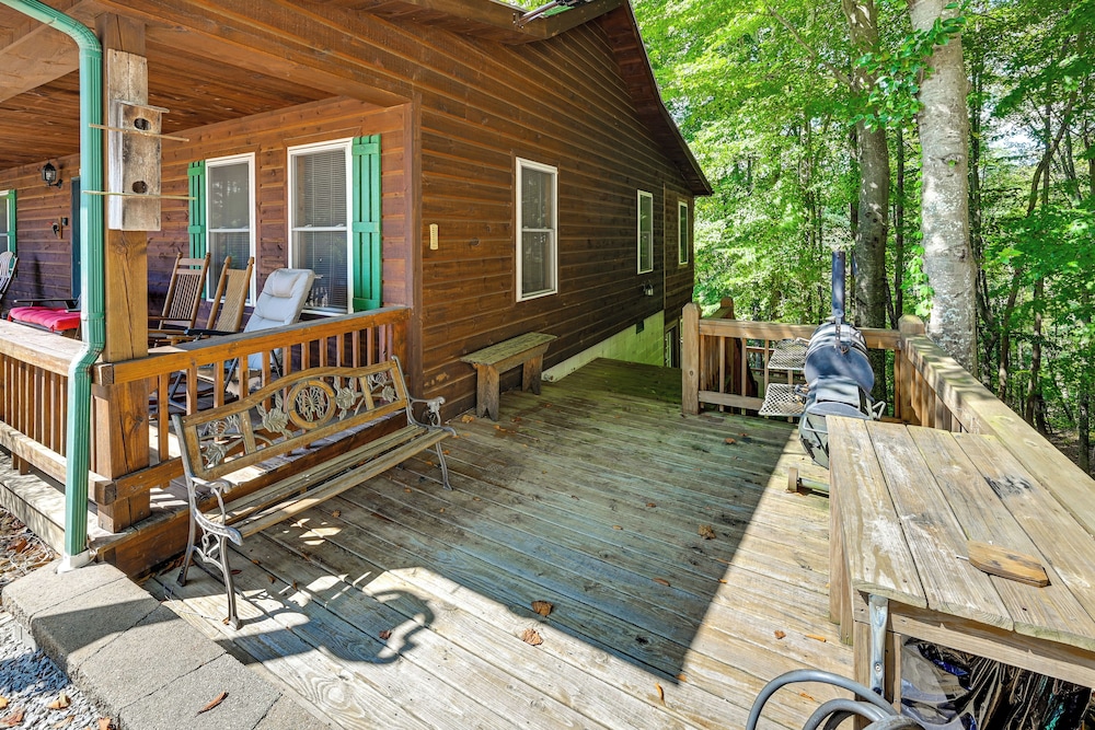 3 Mi to Dale Hollow Lake: Wooded Retreat w/ Decks!