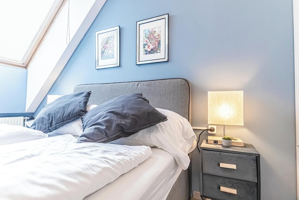 Stunning 12BR Floor For 24 People