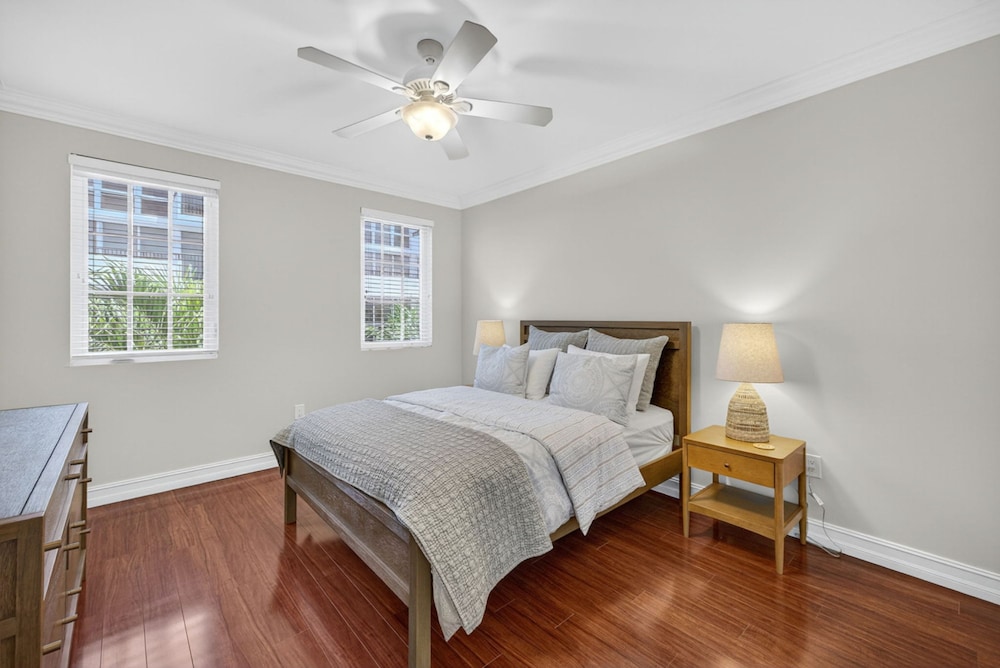 New Daisy Elegance Townhouse Steps From The Beach