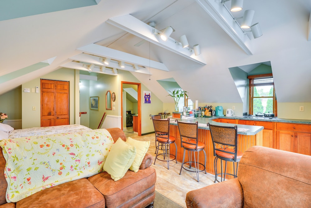 Walk to Marina: Dog-friendly Lake Ontario Studio