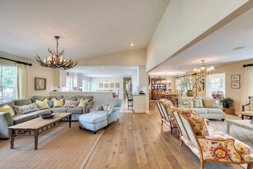 Glen Ellen Escape 5BR Retreat w/ Pool, Hot Tub, Hammocks & Vineyard Views