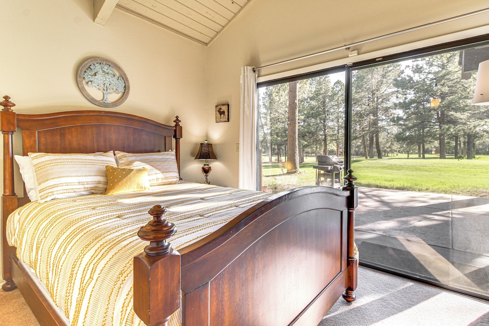Golf Course Getaway & Hot Tub Haven in Pinetop!
