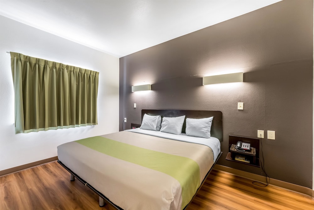 San Antonio Vacations - Super 8 by Wyndham Kenedy - Property Image 7