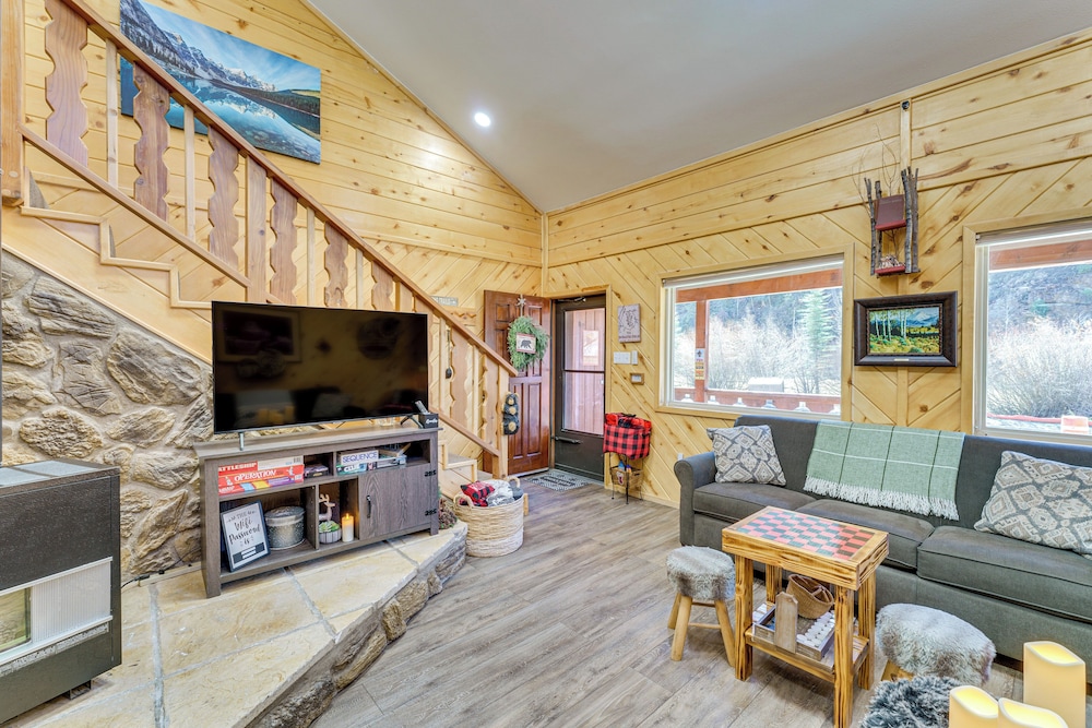 < 1 Mi to Skiing: Family-friendly Red River Haven