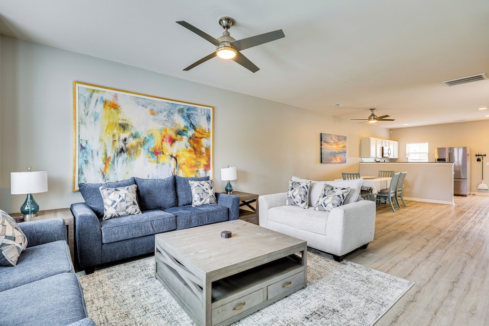 1 Mi to Ocean: Modern Carolina Beach Townhome