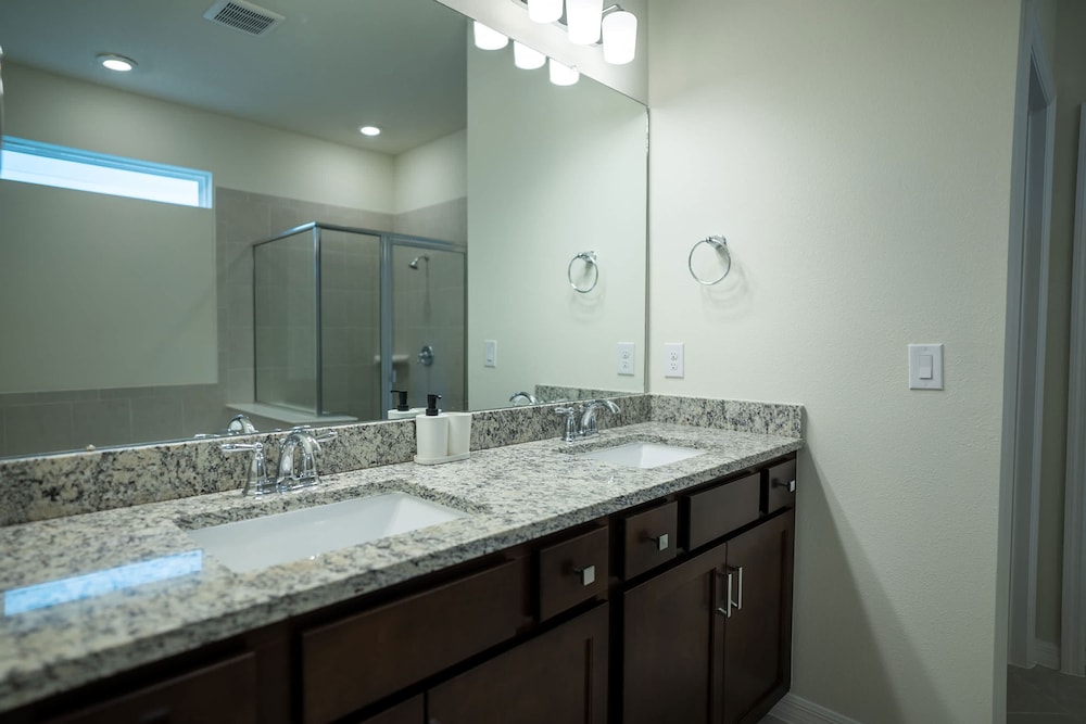 Fun and Relax 10 Bed Home Pool Themed Rooms