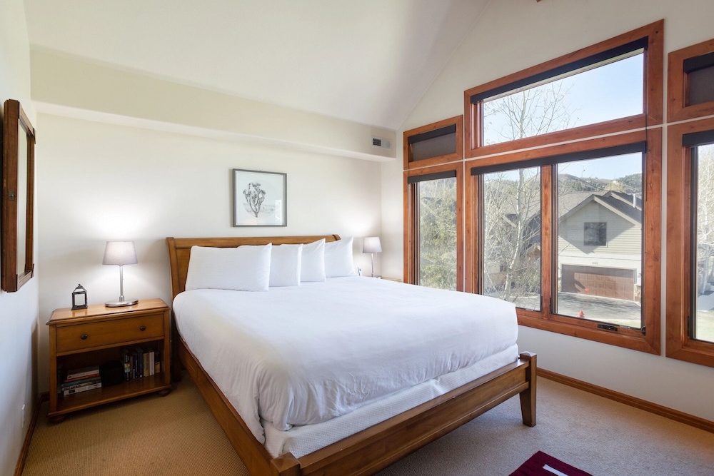 Deer Lake Village at Deer Valley Resort - Four Bedroom Condo with Hot Tub #2477 4 Condo