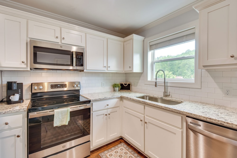 Steps to River + Shops: Downtown Helen Retreat!
