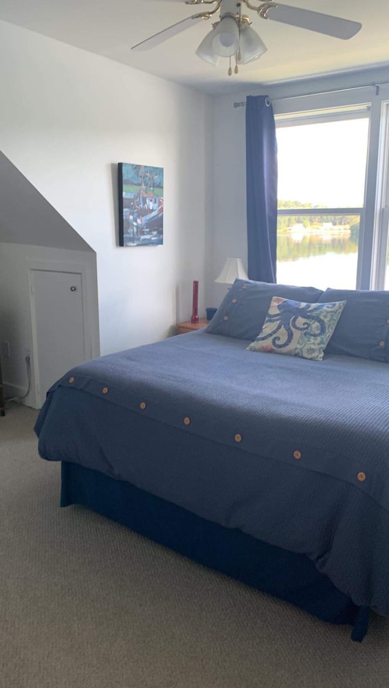 Mahone Bay Beach House - Image 2