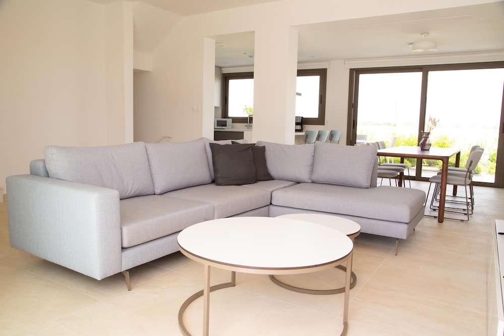 Phaedrus Living: Serenity Waves Villas No.11
