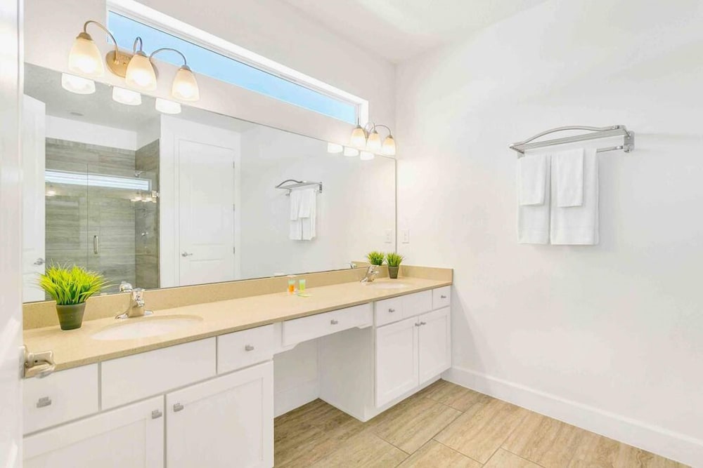 Super Size - 11br Spacious Home w Pool HOT TUB