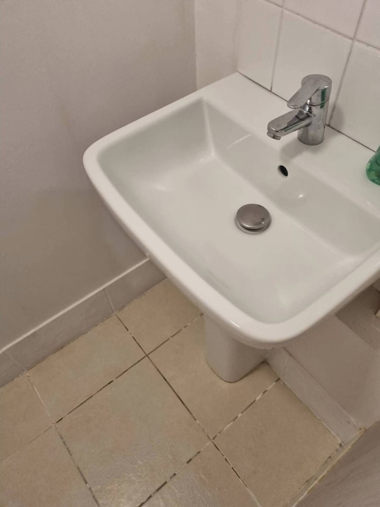 Gillingham 4-bed Stay - Wifi, Parking, Ldn Access