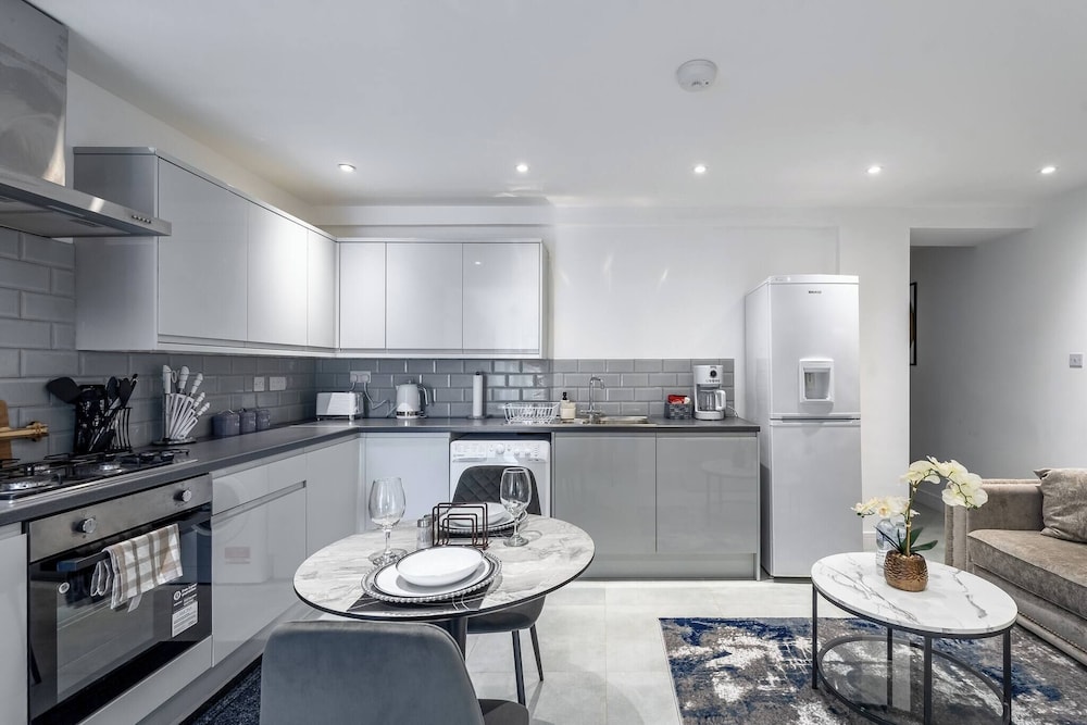 2 Bed Stylish Central Rochester Apartment Sleeps 4 Netflix Work Space
