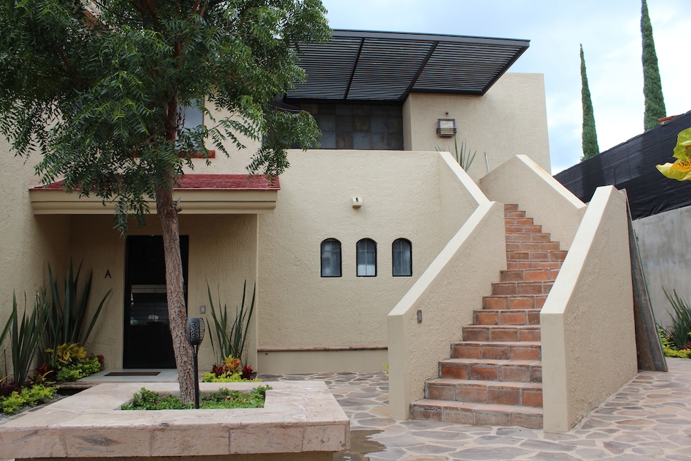 Modern 3-bedroom Retreat in Ajijic - Walk To Everything- 1 Night Rates Available