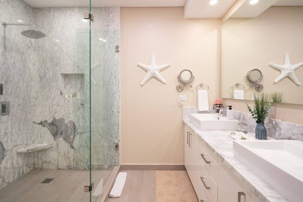 Beachy Condo - 2BR 2B