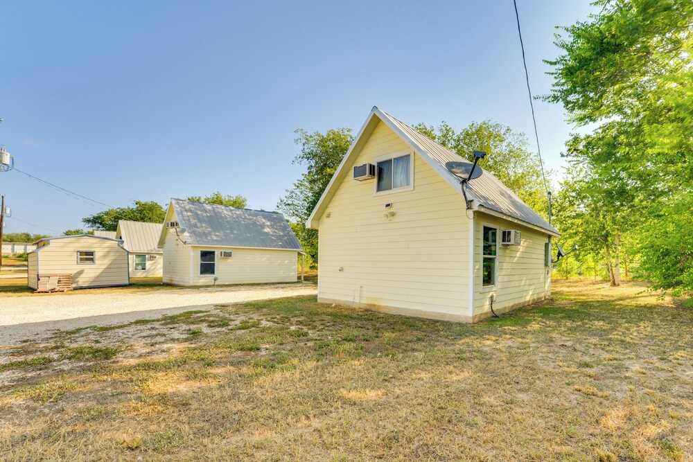< 1 Mi to Main St: Quiet Home w/ Yard in Stockdale