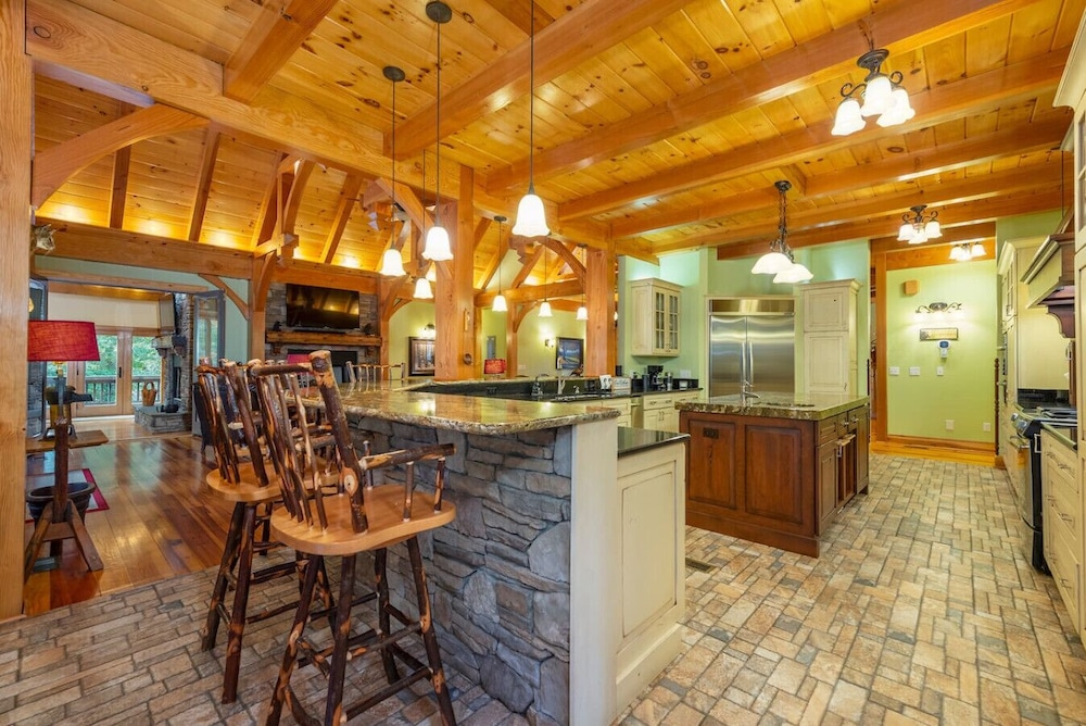 Luxe Riverfront Escape Mtn Views Pickleball Ct