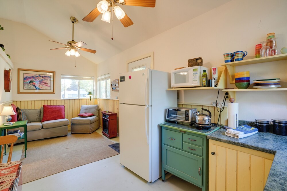 < 1 Mi to Horse Boarding: Cozy Yarnell Hideaway!