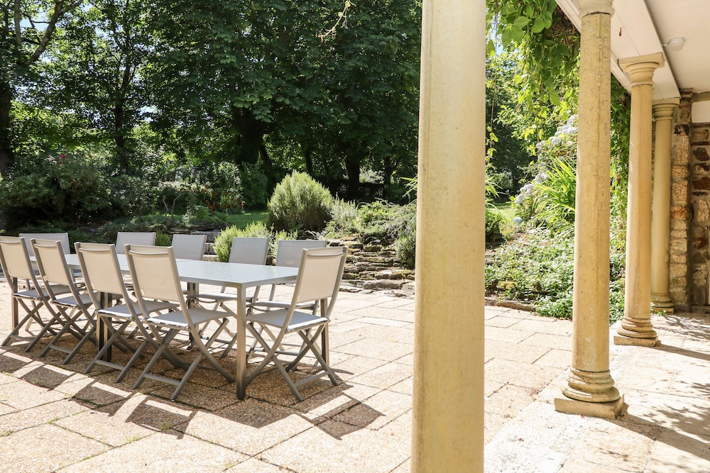 Culdrose Manor