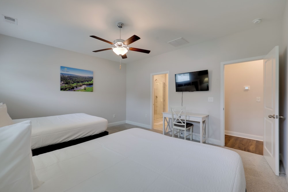3 Mi to Golf & Waterway: Ocean Isle Beach Retreat!