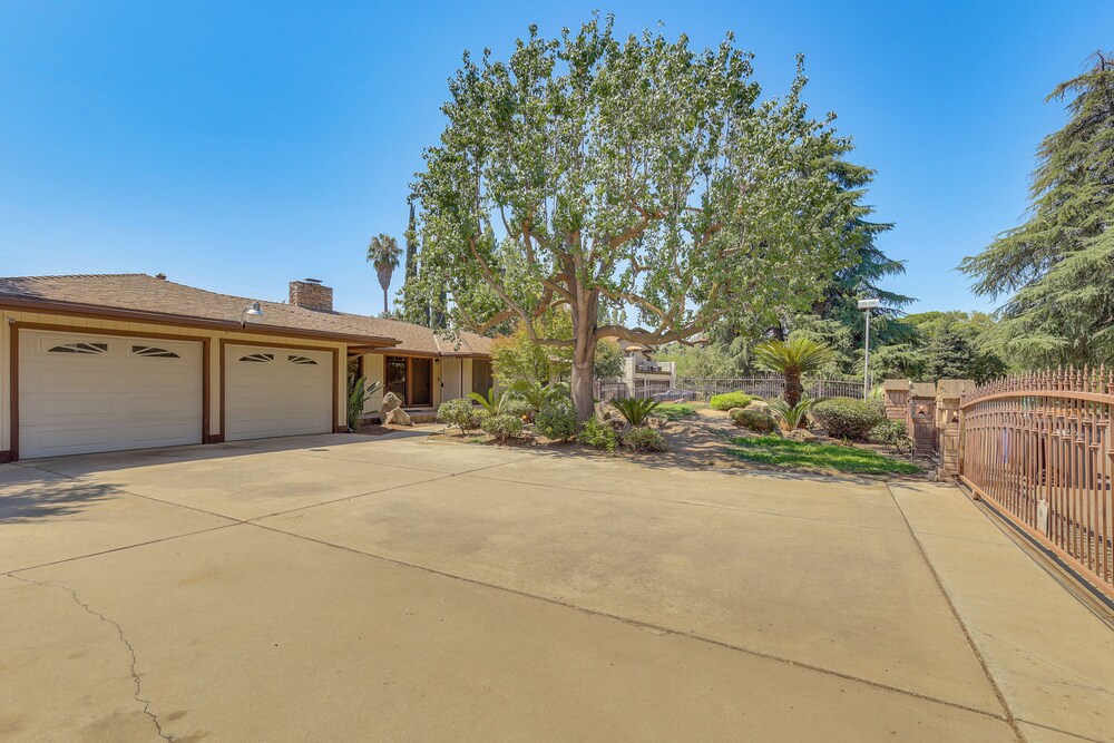 Spacious Home - 6 Mi to Downtown Fresno! view 4