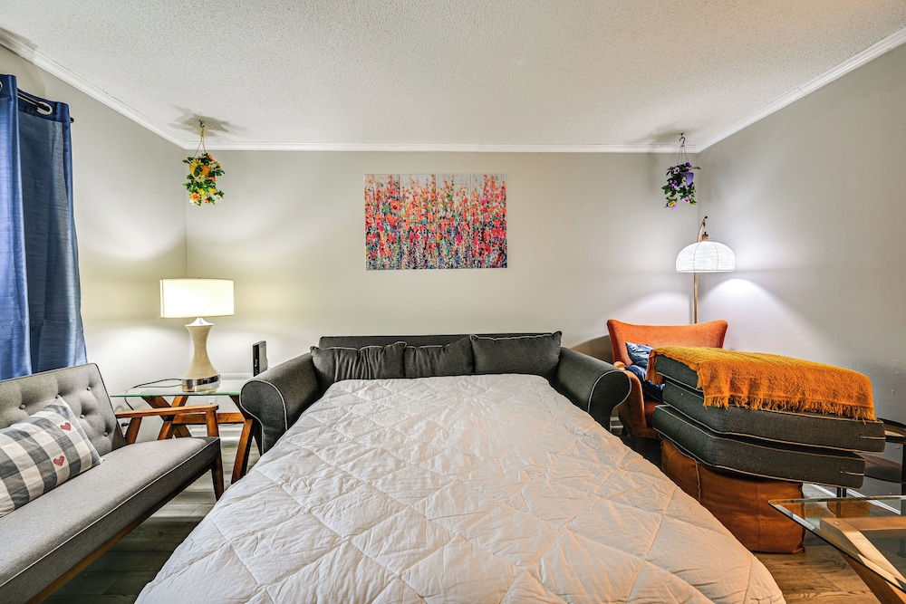 < 2 Mi to ECU & Medical District: Retreat w/ Patio