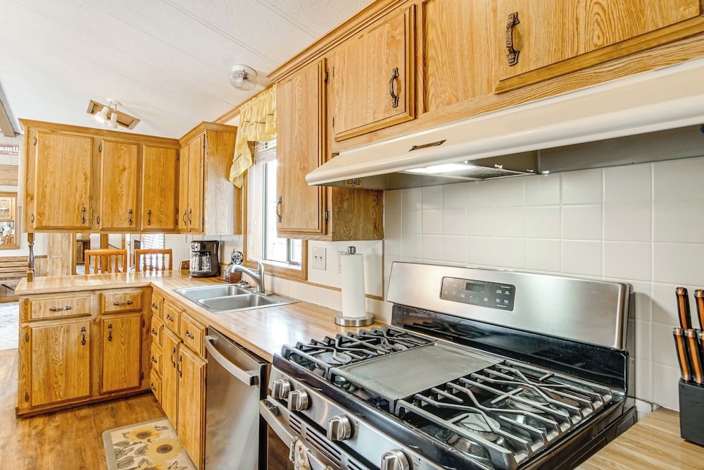 Creekside Cabin w/ Deck & Views in Panguitch!